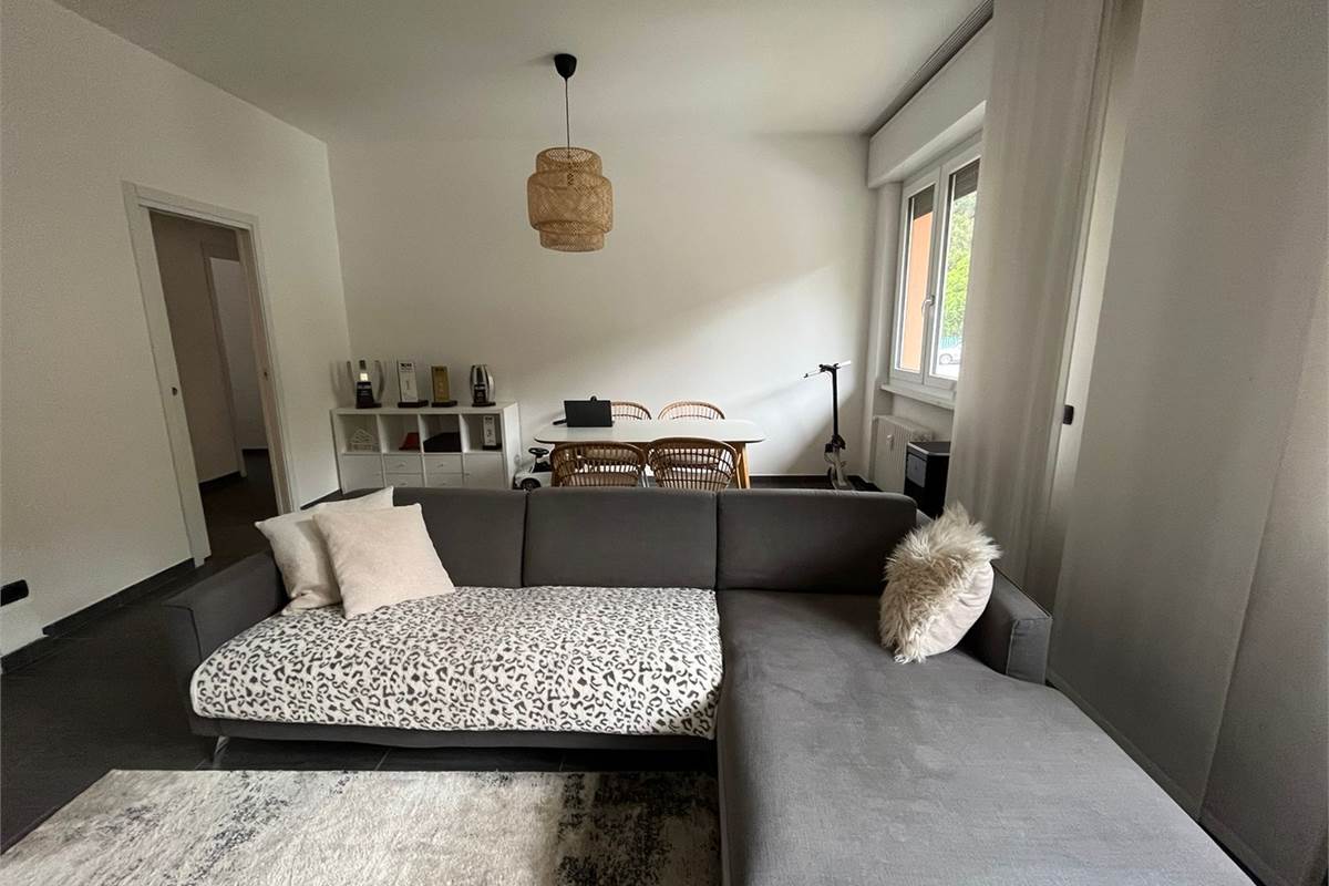 Ampio trilocale ristrutturato con balcone a pochi passi dal lago 