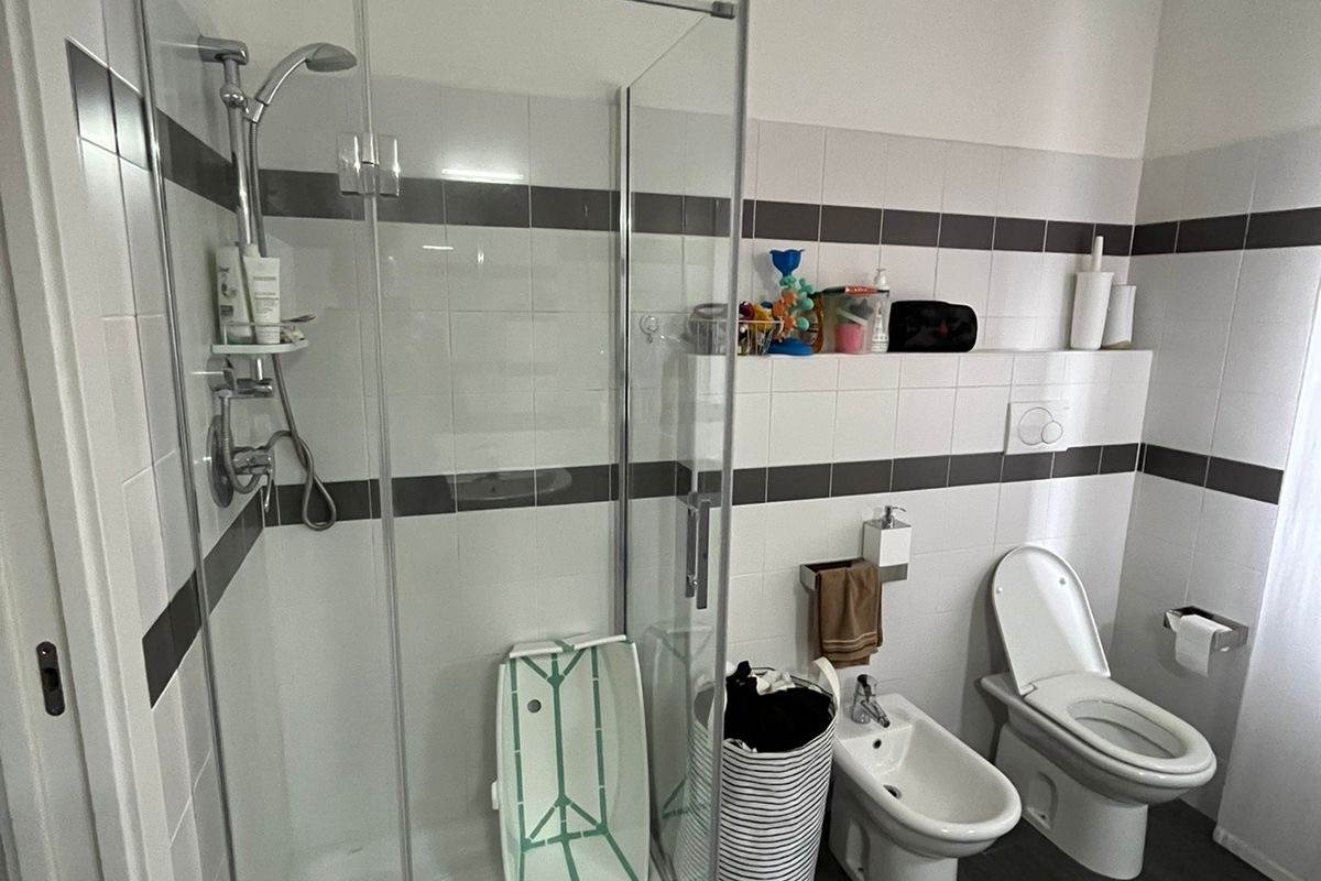 Ampio trilocale ristrutturato con balcone a pochi passi dal lago 