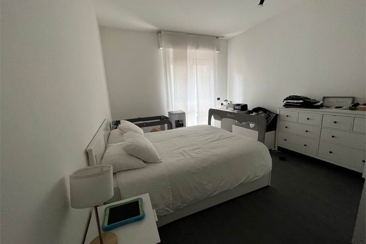 Ampio trilocale ristrutturato con balcone a pochi passi dal lago 