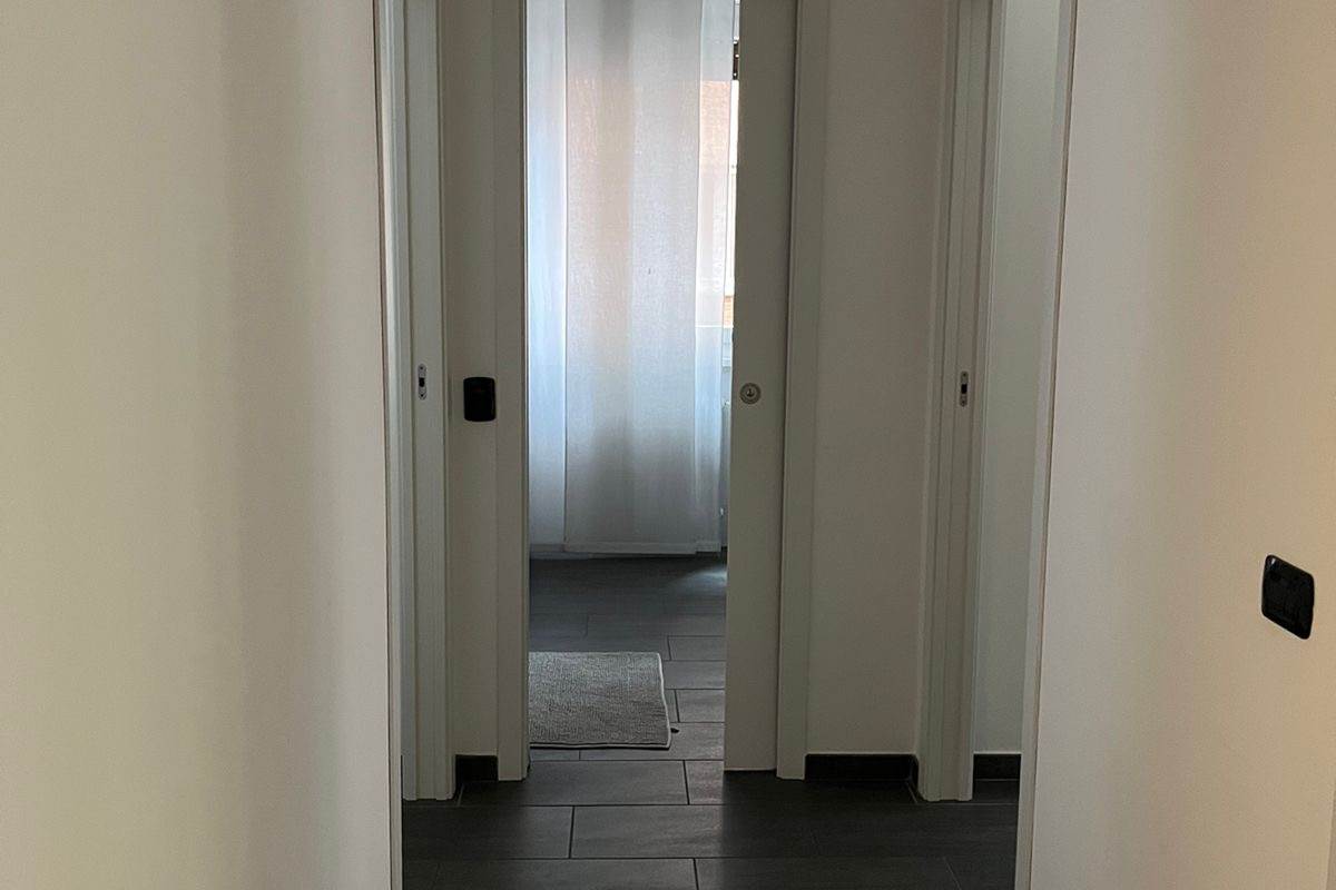 Ampio trilocale ristrutturato con balcone a pochi passi dal lago 