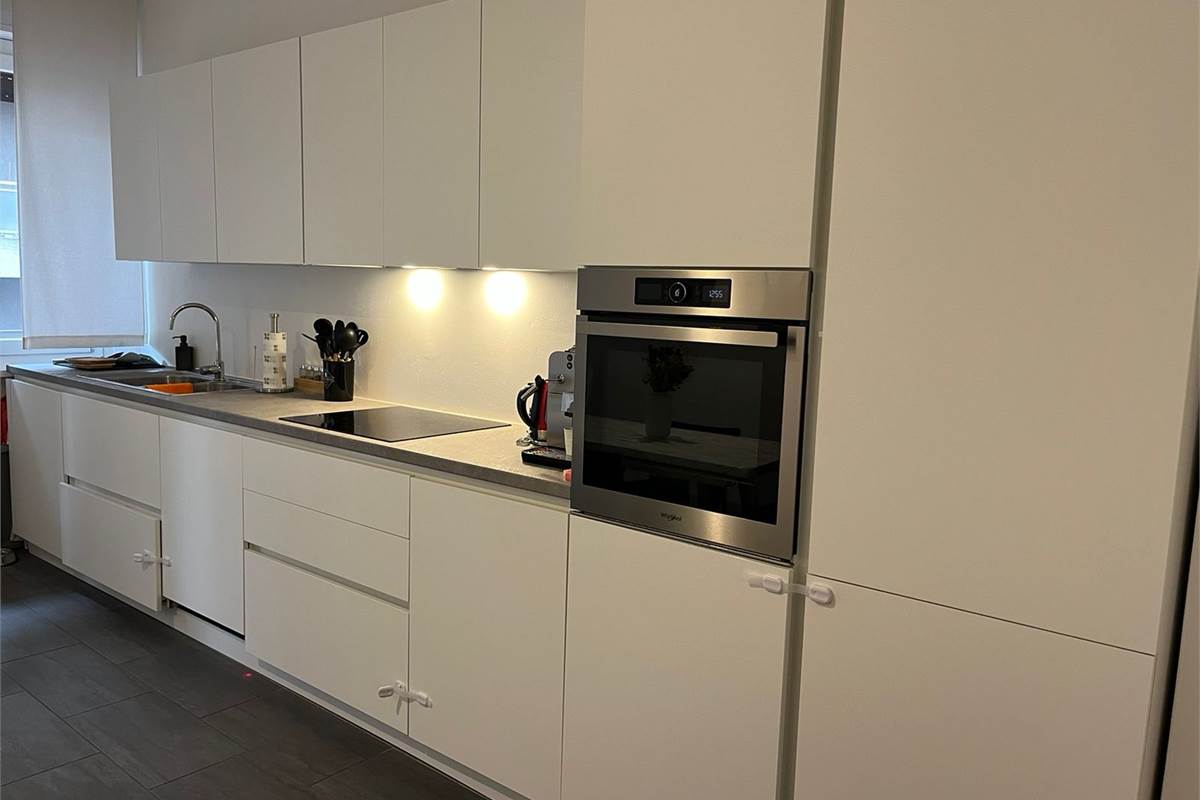 Ampio trilocale ristrutturato con balcone a pochi passi dal lago 