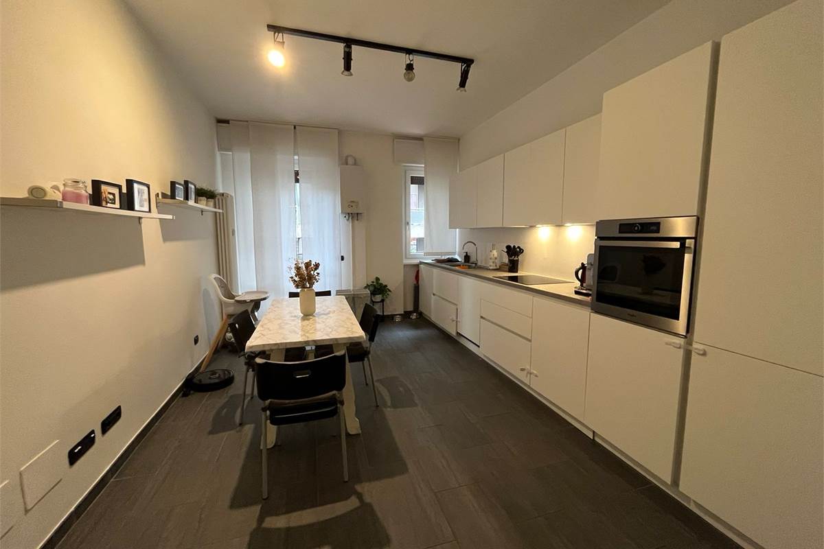 Ampio trilocale ristrutturato con balcone a pochi passi dal lago 