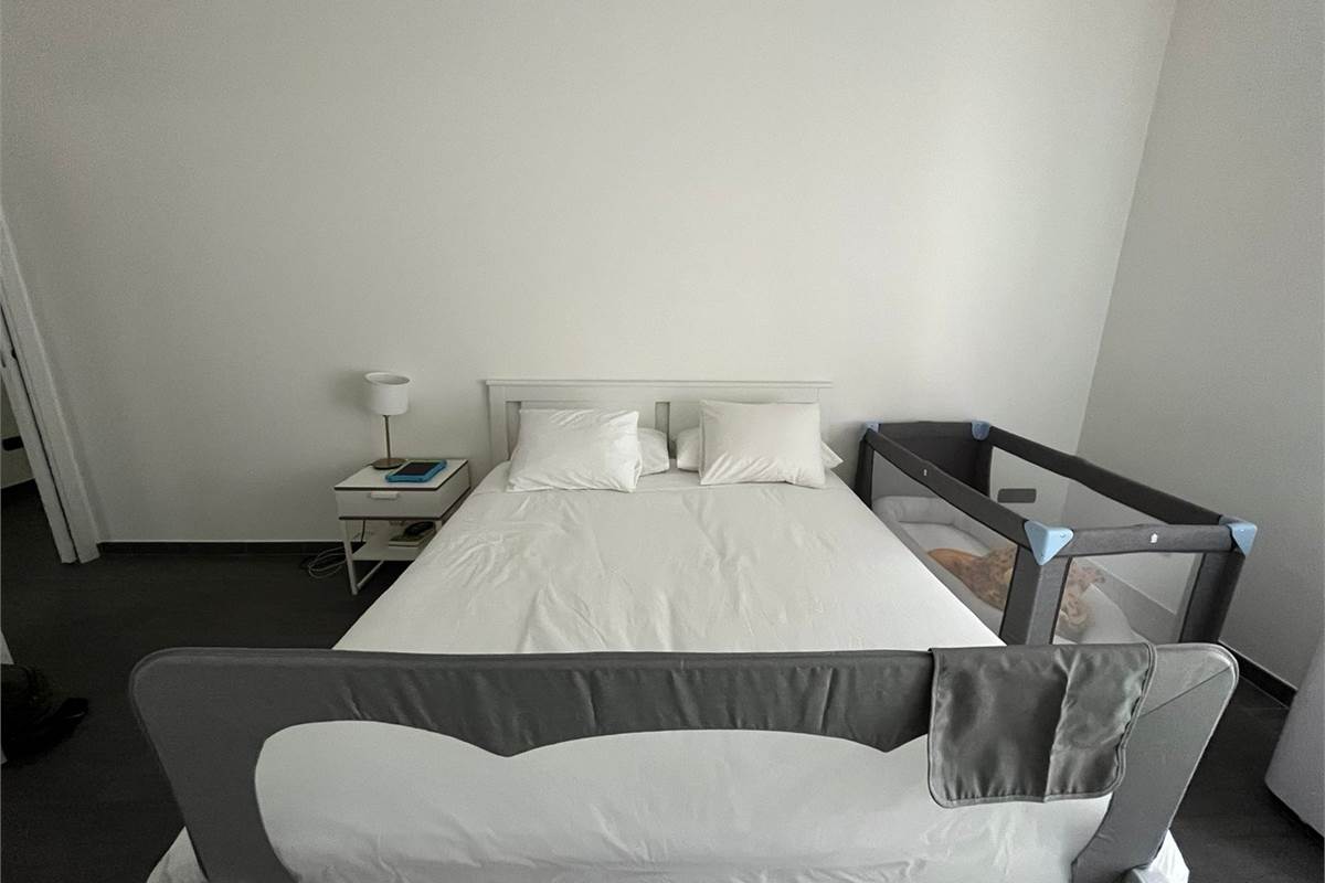 Ampio trilocale ristrutturato con balcone a pochi passi dal lago 