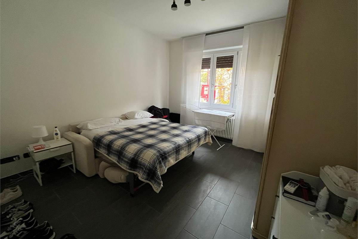 Ampio trilocale ristrutturato con balcone a pochi passi dal lago 