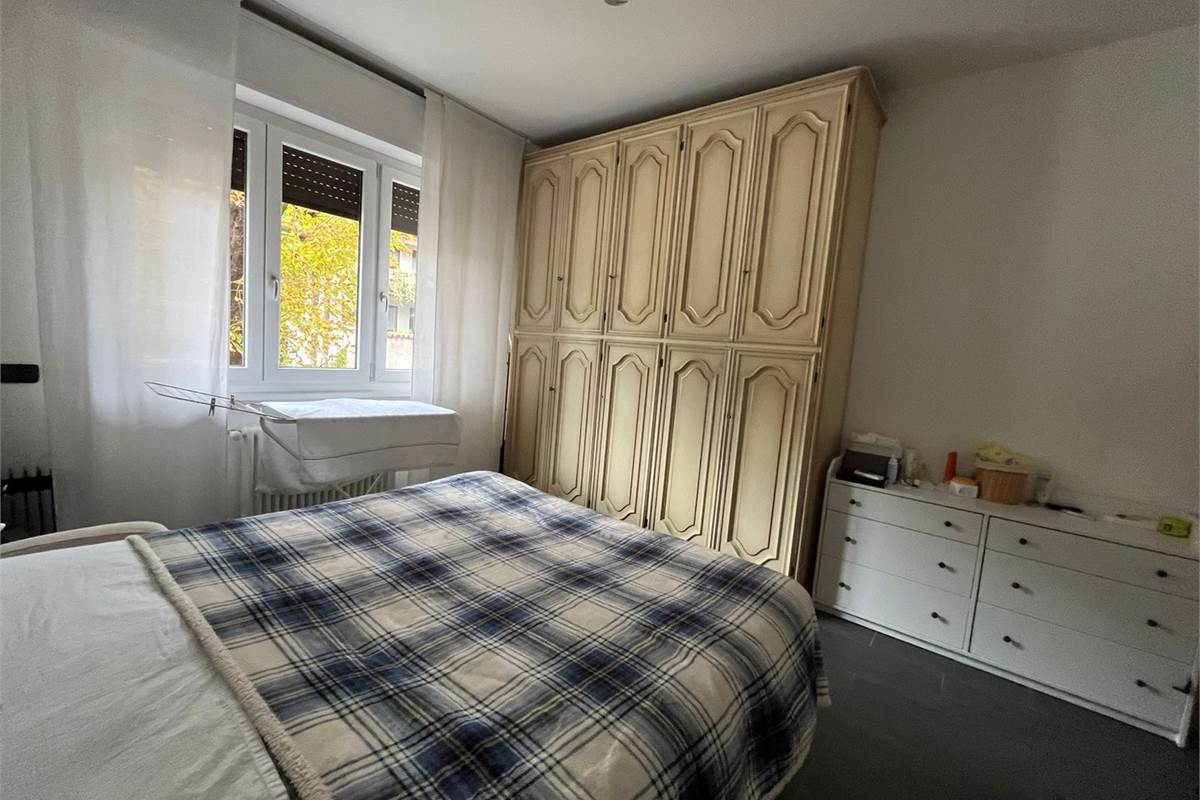 Ampio trilocale ristrutturato con balcone a pochi passi dal lago 