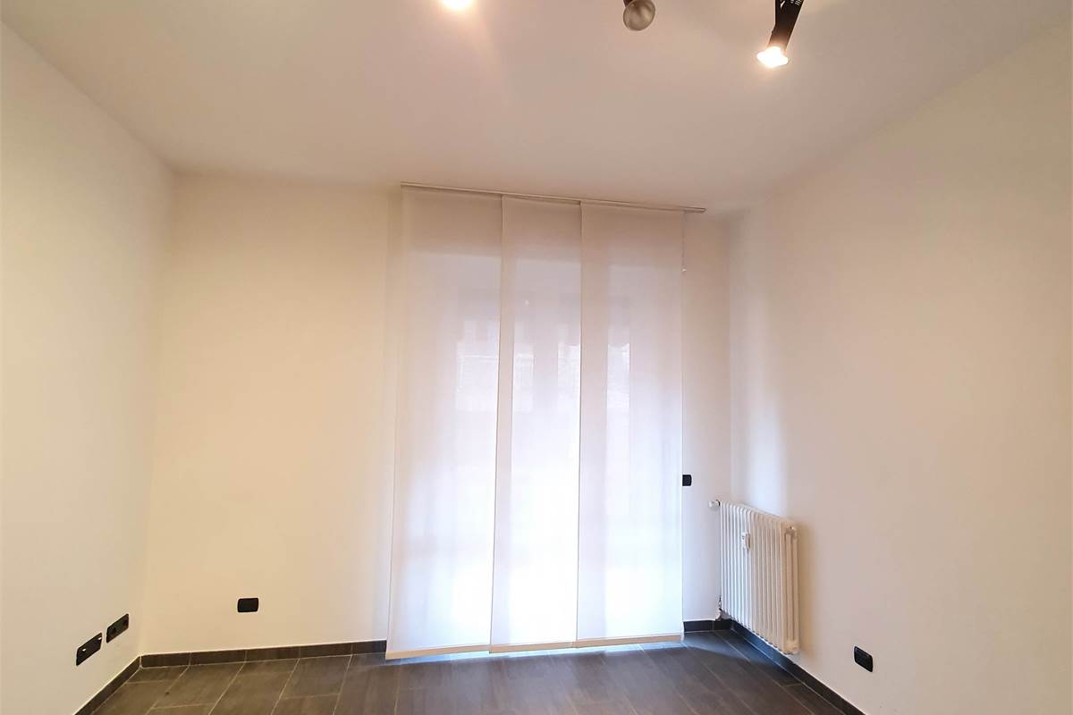 Ampio trilocale ristrutturato con balcone a pochi passi dal lago 