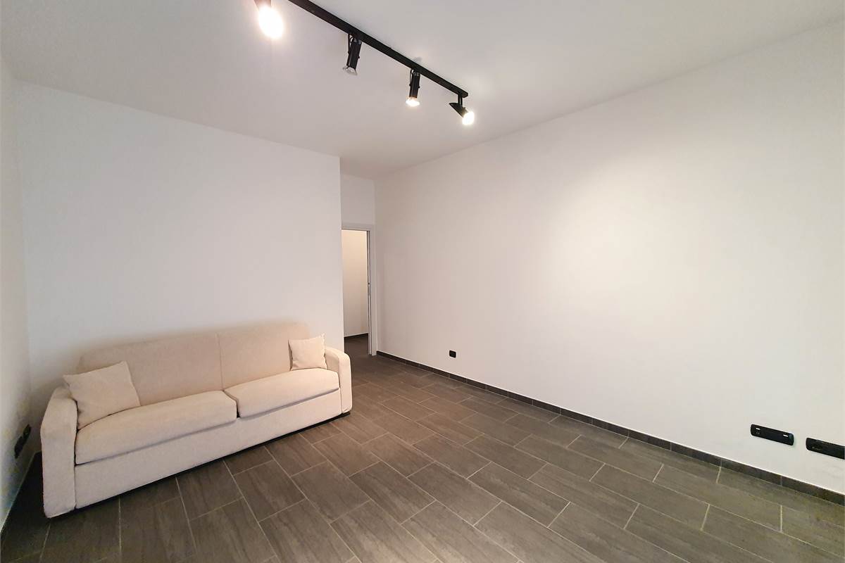 Ampio trilocale ristrutturato con balcone a pochi passi dal lago 