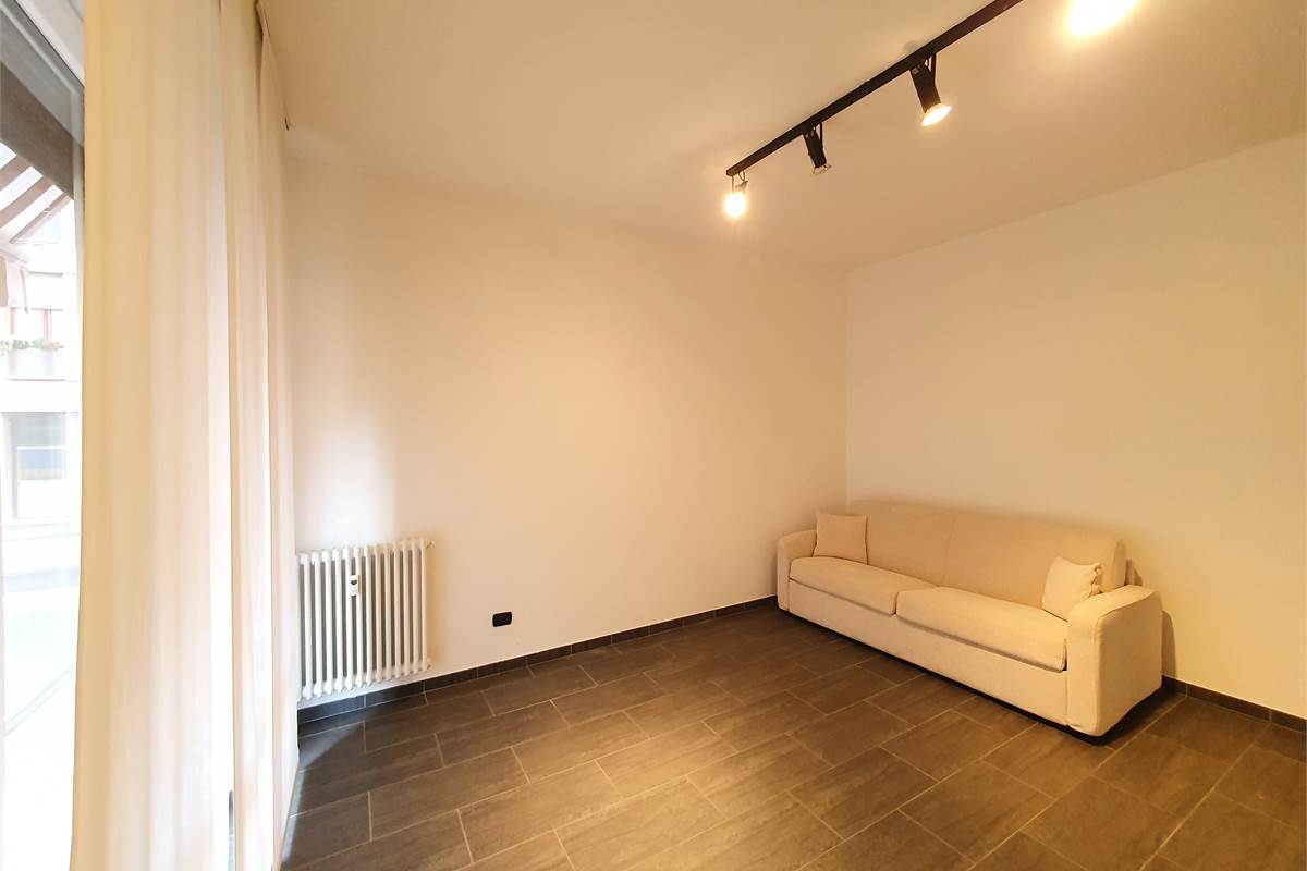 Ampio trilocale ristrutturato con balcone a pochi passi dal lago 