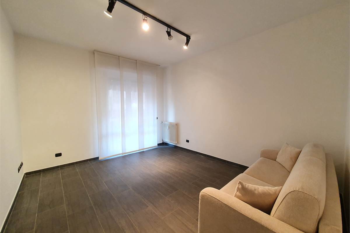 Ampio trilocale ristrutturato con balcone a pochi passi dal lago 