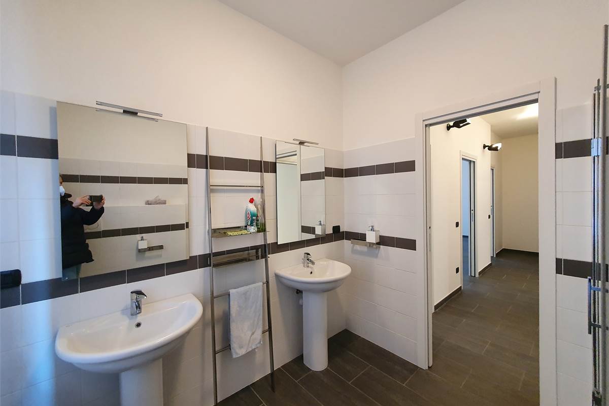 Ampio trilocale ristrutturato con balcone a pochi passi dal lago 