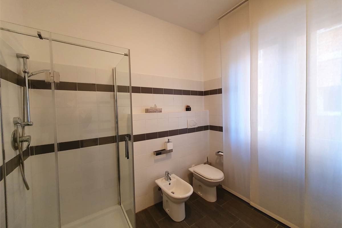 Ampio trilocale ristrutturato con balcone a pochi passi dal lago 