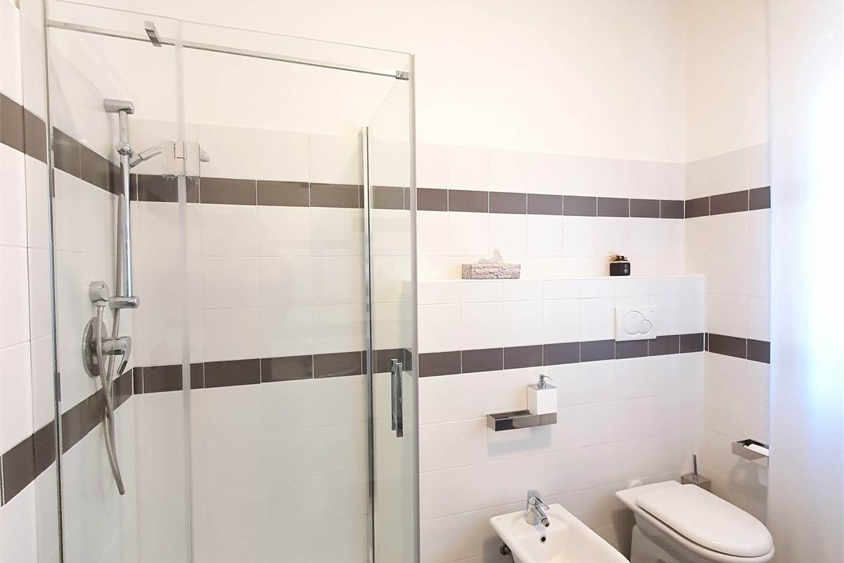 Ampio trilocale ristrutturato con balcone a pochi passi dal lago 