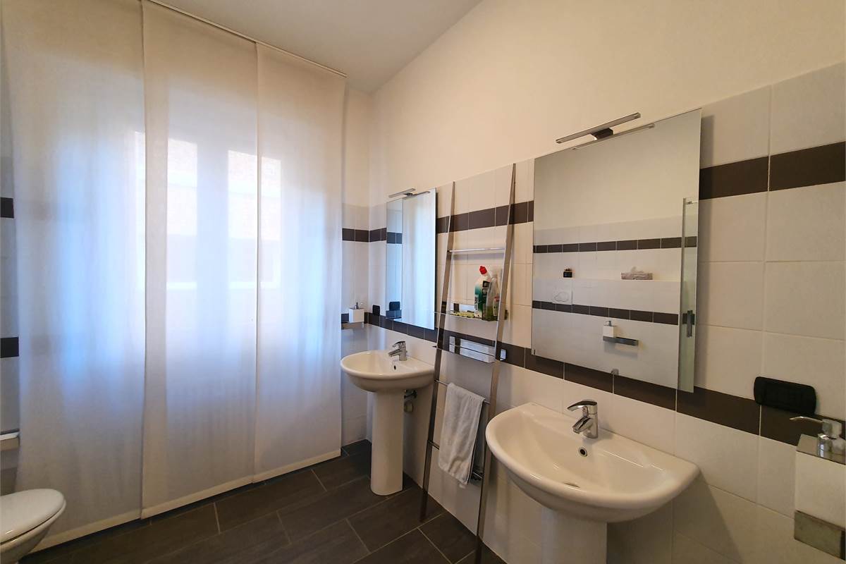 Ampio trilocale ristrutturato con balcone a pochi passi dal lago 