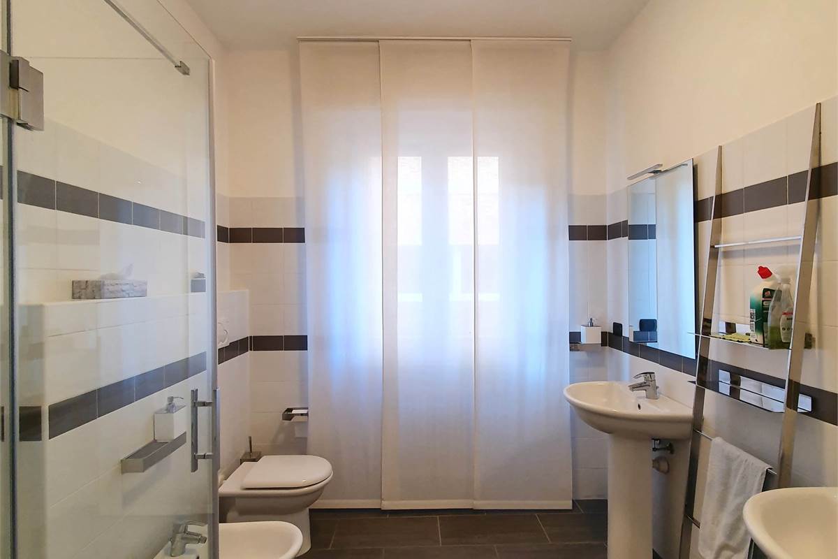 Ampio trilocale ristrutturato con balcone a pochi passi dal lago 