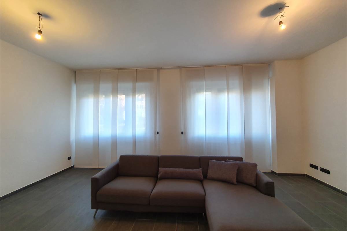 Ampio trilocale ristrutturato con balcone a pochi passi dal lago 