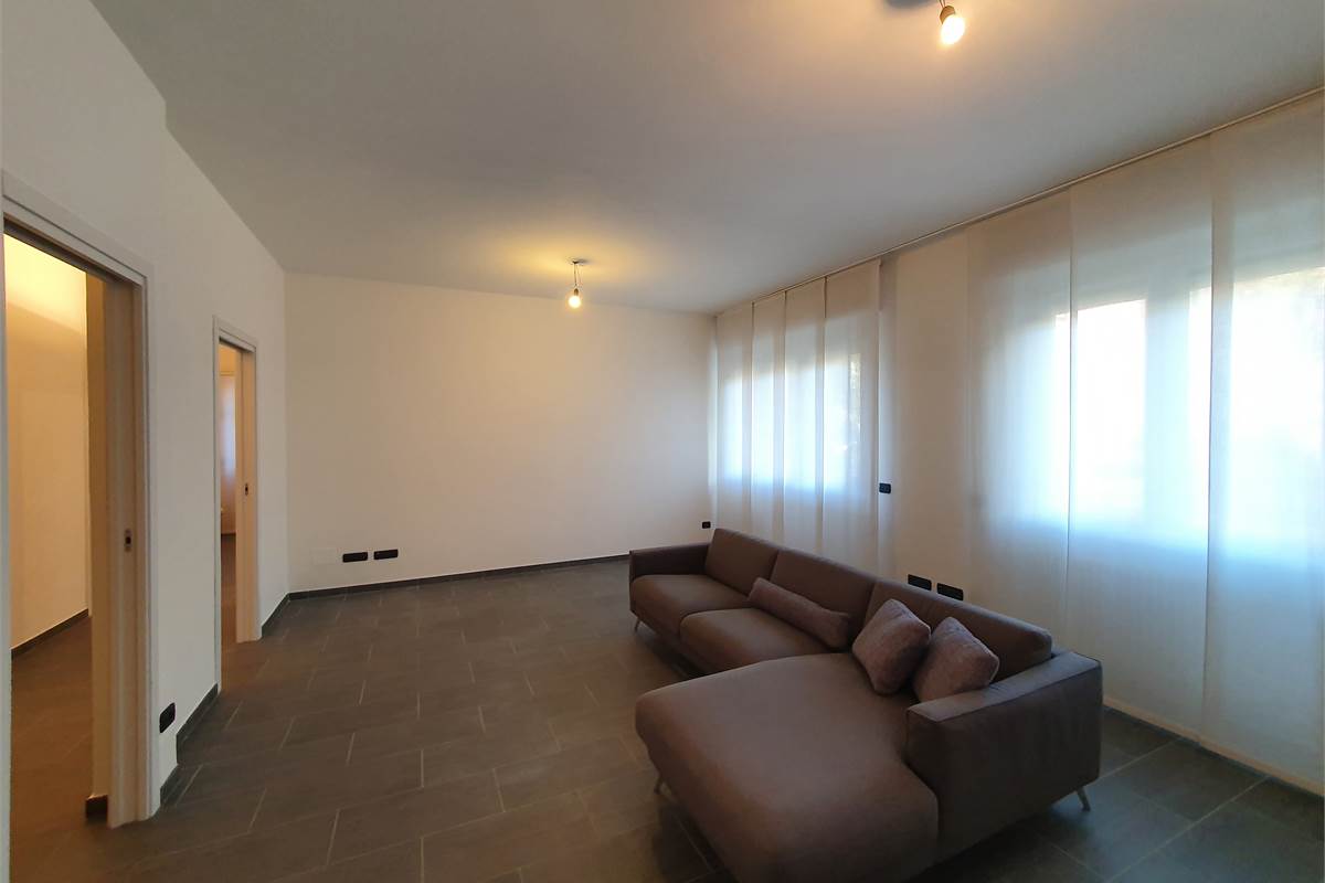 Ampio trilocale ristrutturato con balcone a pochi passi dal lago 