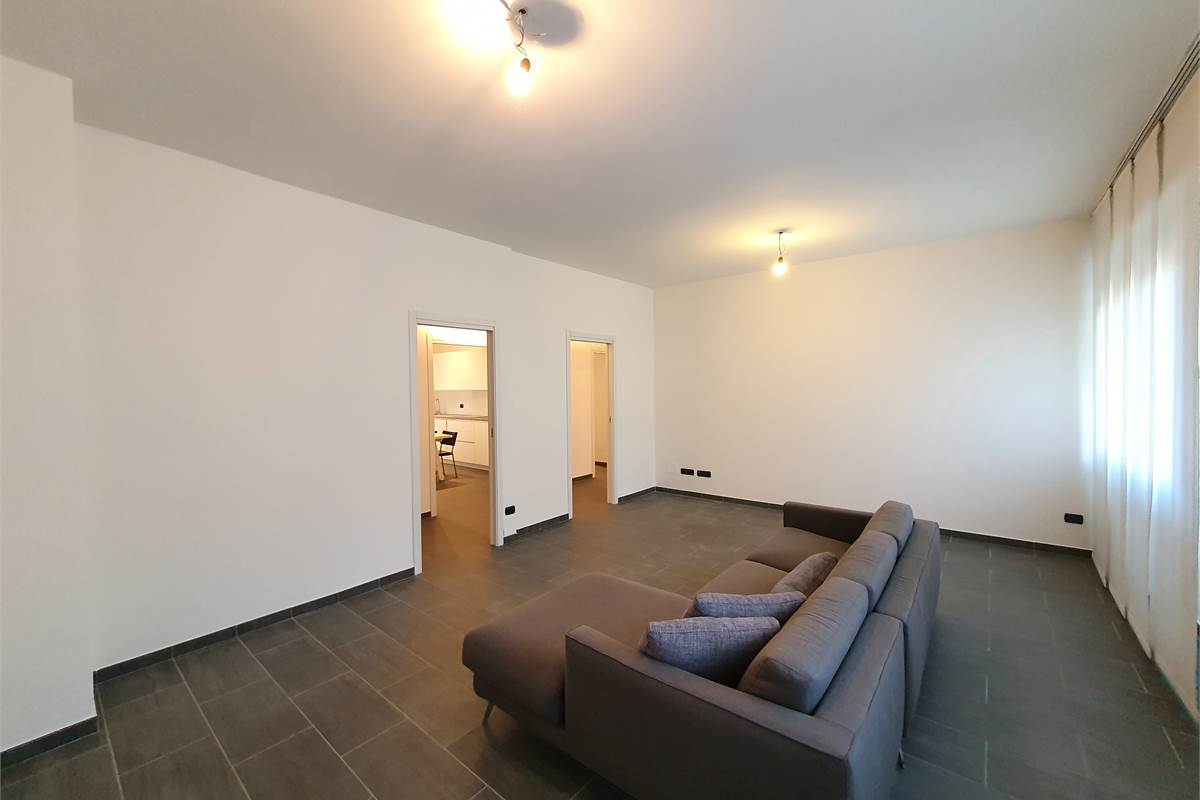 Ampio trilocale ristrutturato con balcone a pochi passi dal lago 