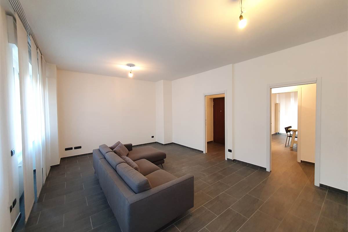 Ampio trilocale ristrutturato con balcone a pochi passi dal lago 