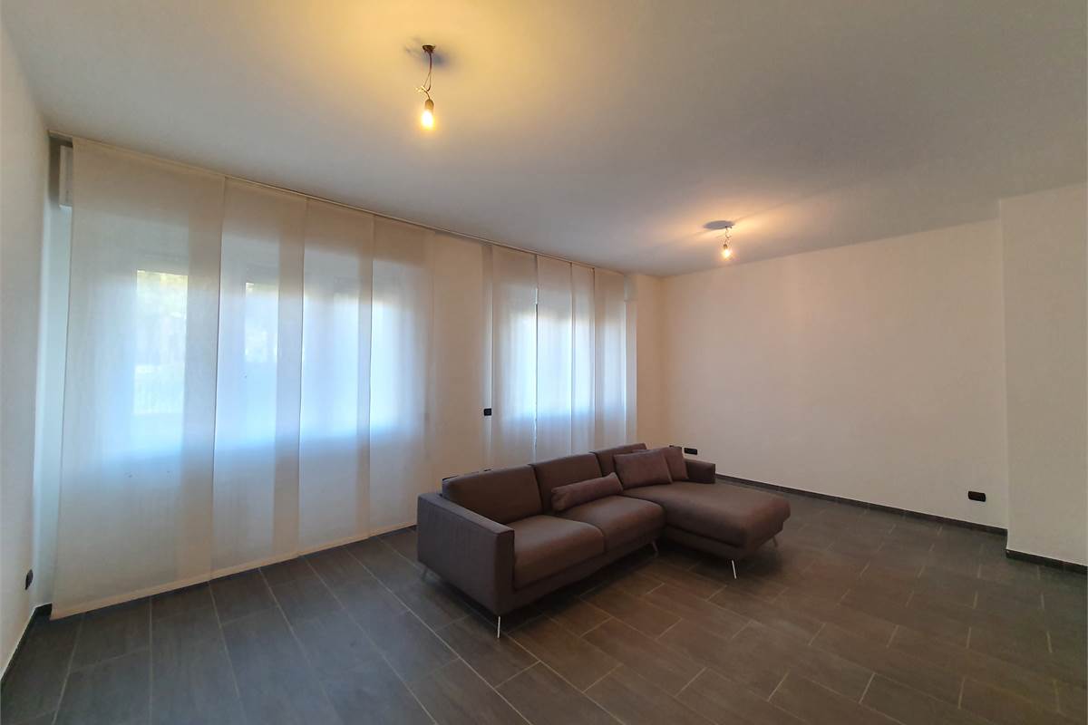 Ampio trilocale ristrutturato con balcone a pochi passi dal lago 