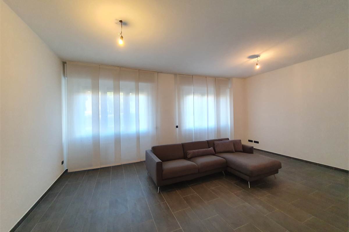 Ampio trilocale ristrutturato con balcone a pochi passi dal lago 