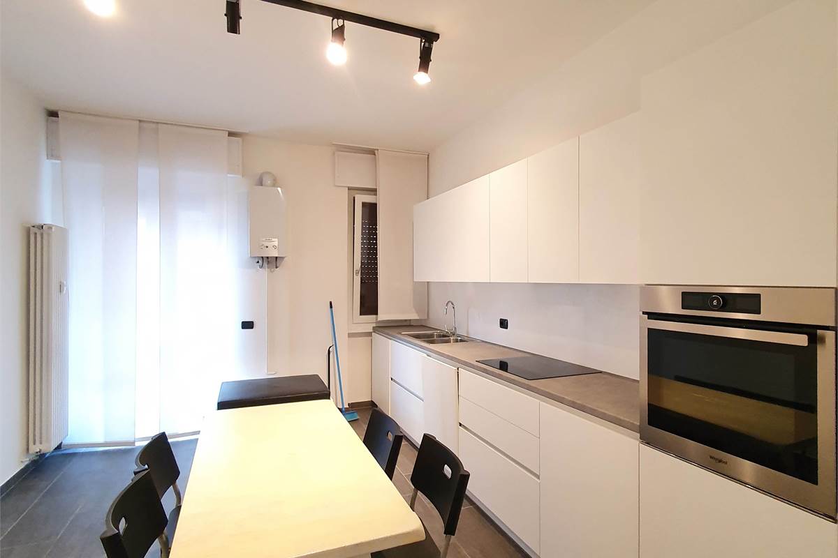 Ampio trilocale ristrutturato con balcone a pochi passi dal lago 