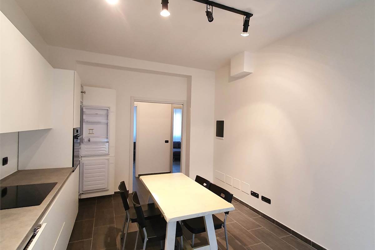 Ampio trilocale ristrutturato con balcone a pochi passi dal lago 