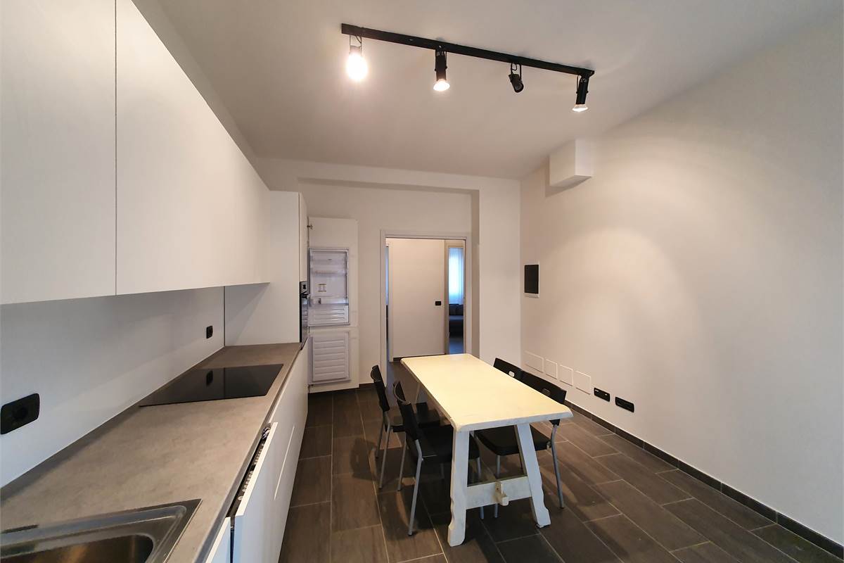 Ampio trilocale ristrutturato con balcone a pochi passi dal lago 