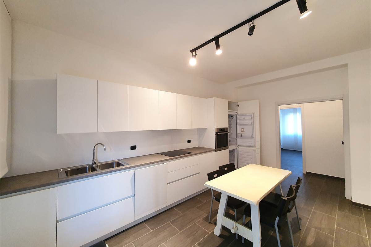 Ampio trilocale ristrutturato con balcone a pochi passi dal lago 