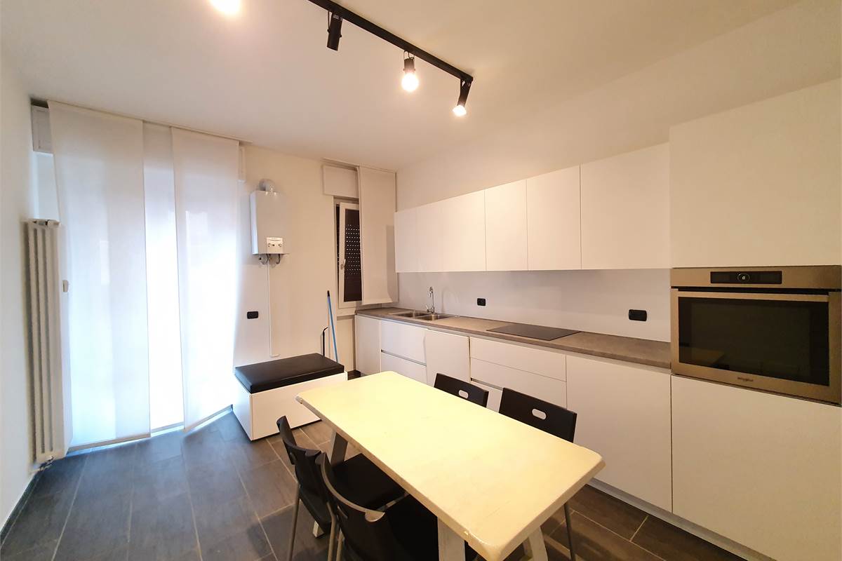 Ampio trilocale ristrutturato con balcone a pochi passi dal lago 