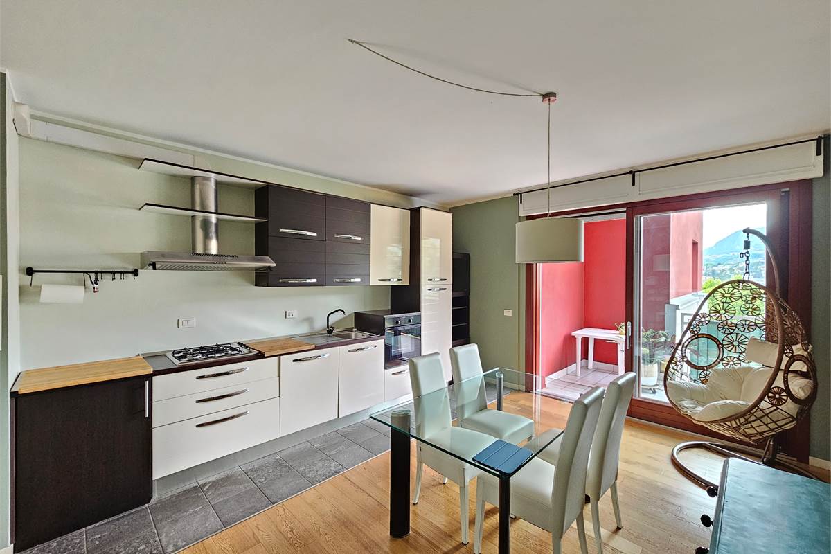 Splendido trilocale arredato con terrazzo e box doppio in zona strategica
