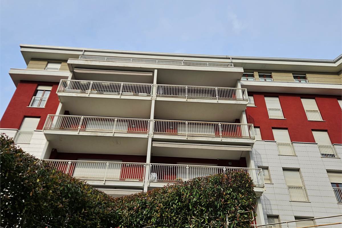 Splendido trilocale arredato con terrazzo e box doppio in zona strategica