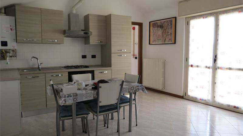 Accogliente appartamento arredato con balcone e box auto