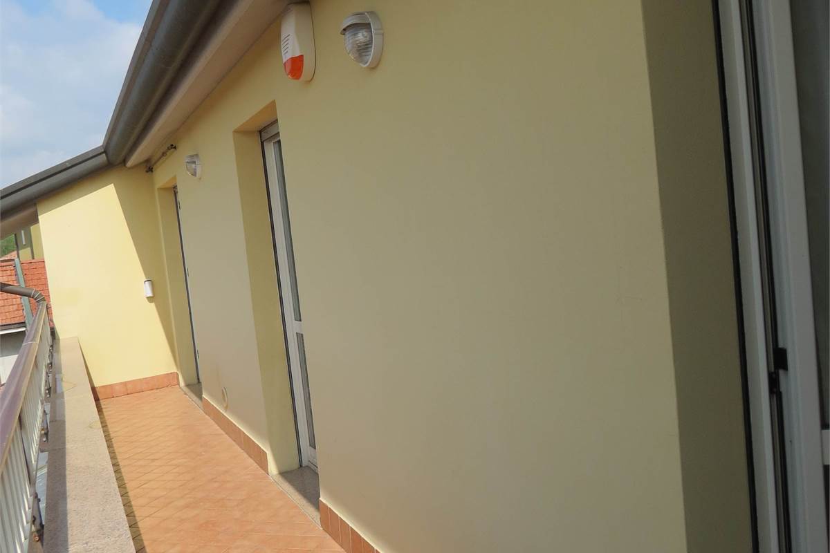 Accogliente appartamento arredato con balcone e box auto