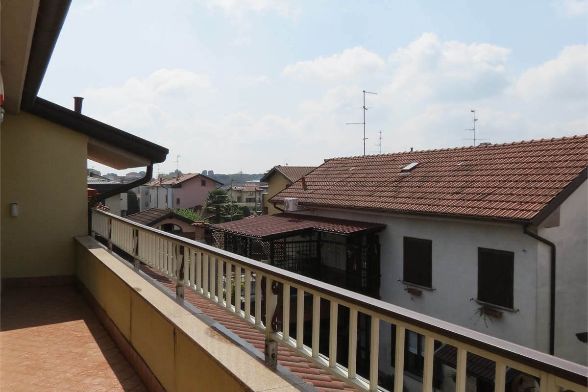 Accogliente appartamento arredato con balcone e box auto