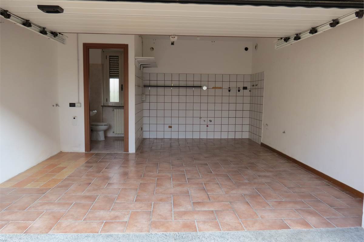 Accogliente appartamento arredato con balcone e box auto