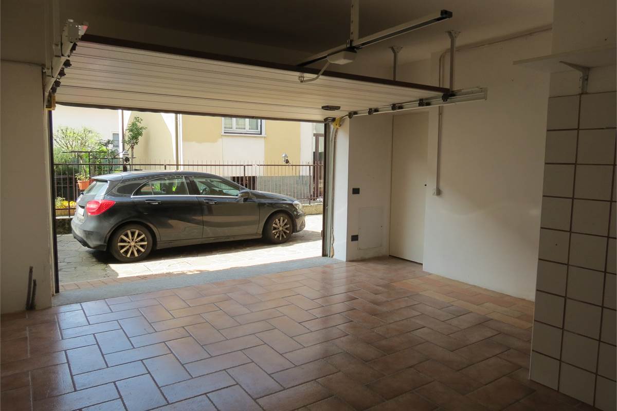 Accogliente appartamento arredato con balcone e box auto