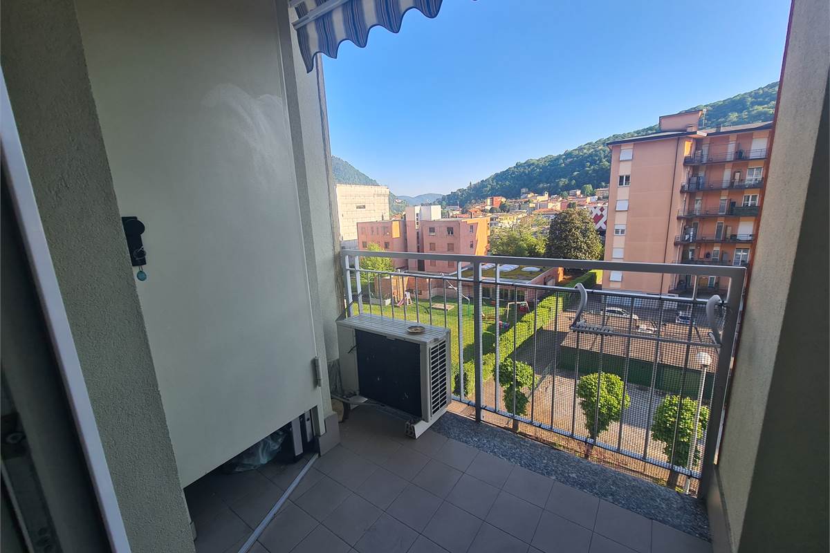 Ampio e luminoso trilocale al quarto piano con terrazzino e box