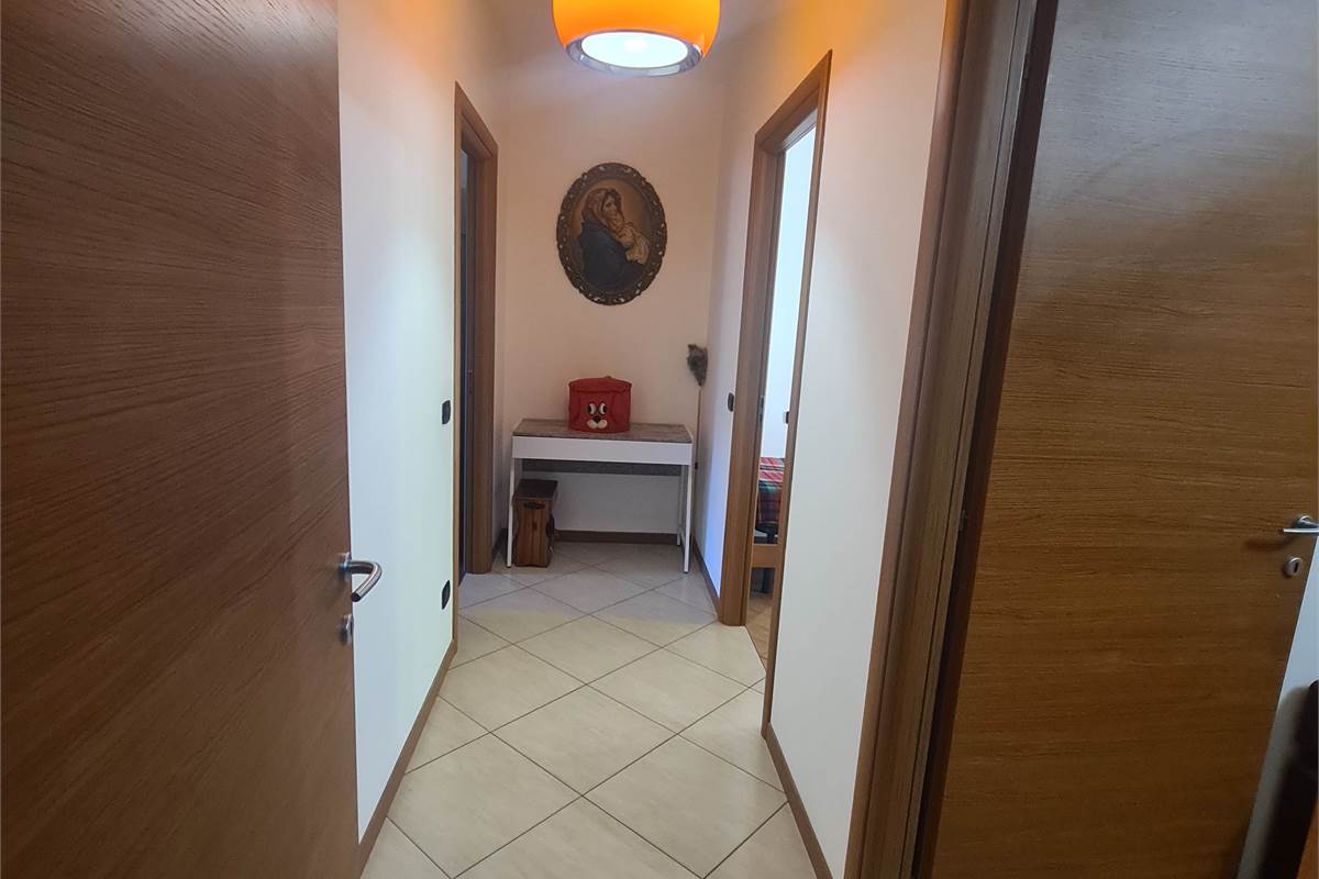 Ampio e luminoso trilocale al quarto piano con terrazzino e box