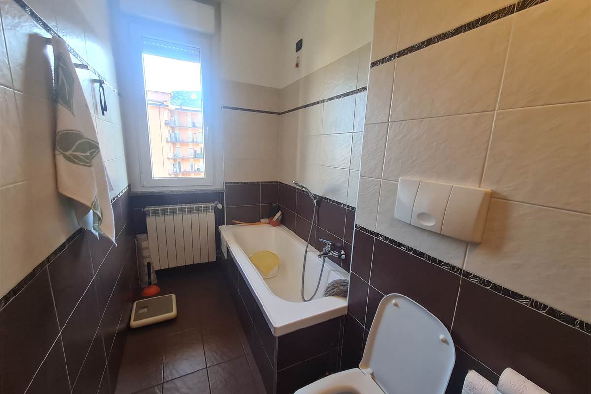 Ampio e luminoso trilocale al quarto piano con terrazzino e box