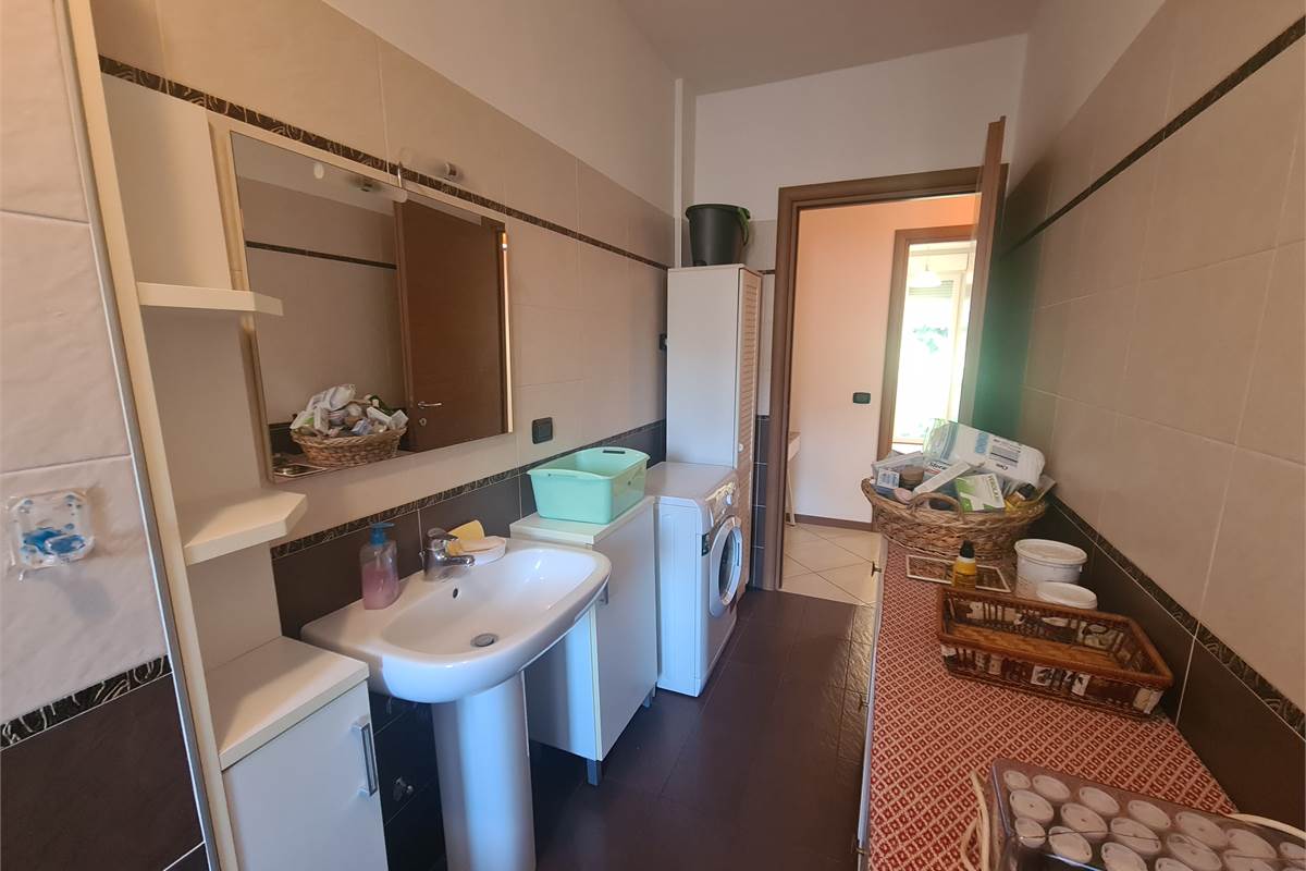 Ampio e luminoso trilocale al quarto piano con terrazzino e box