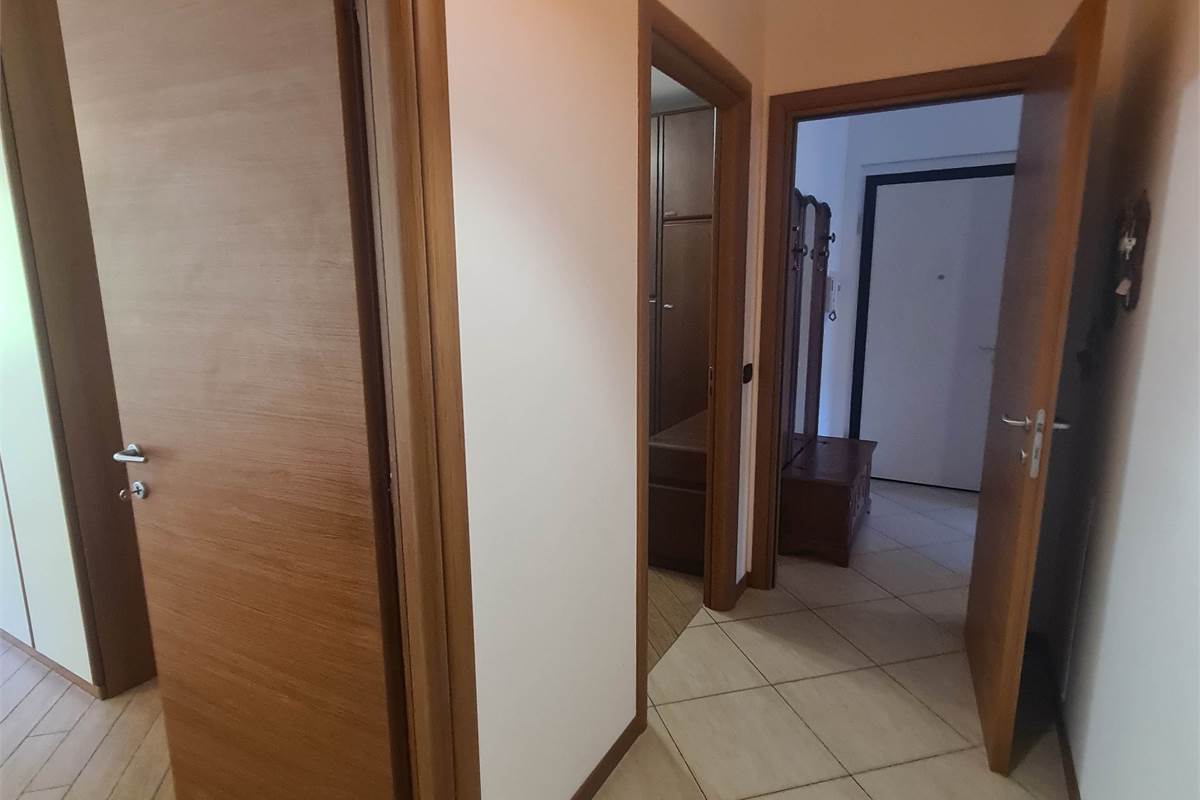Ampio e luminoso trilocale al quarto piano con terrazzino e box