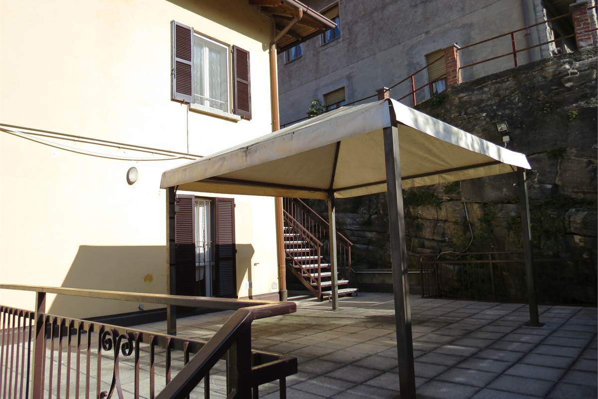 Immobile indipendente con vista lago