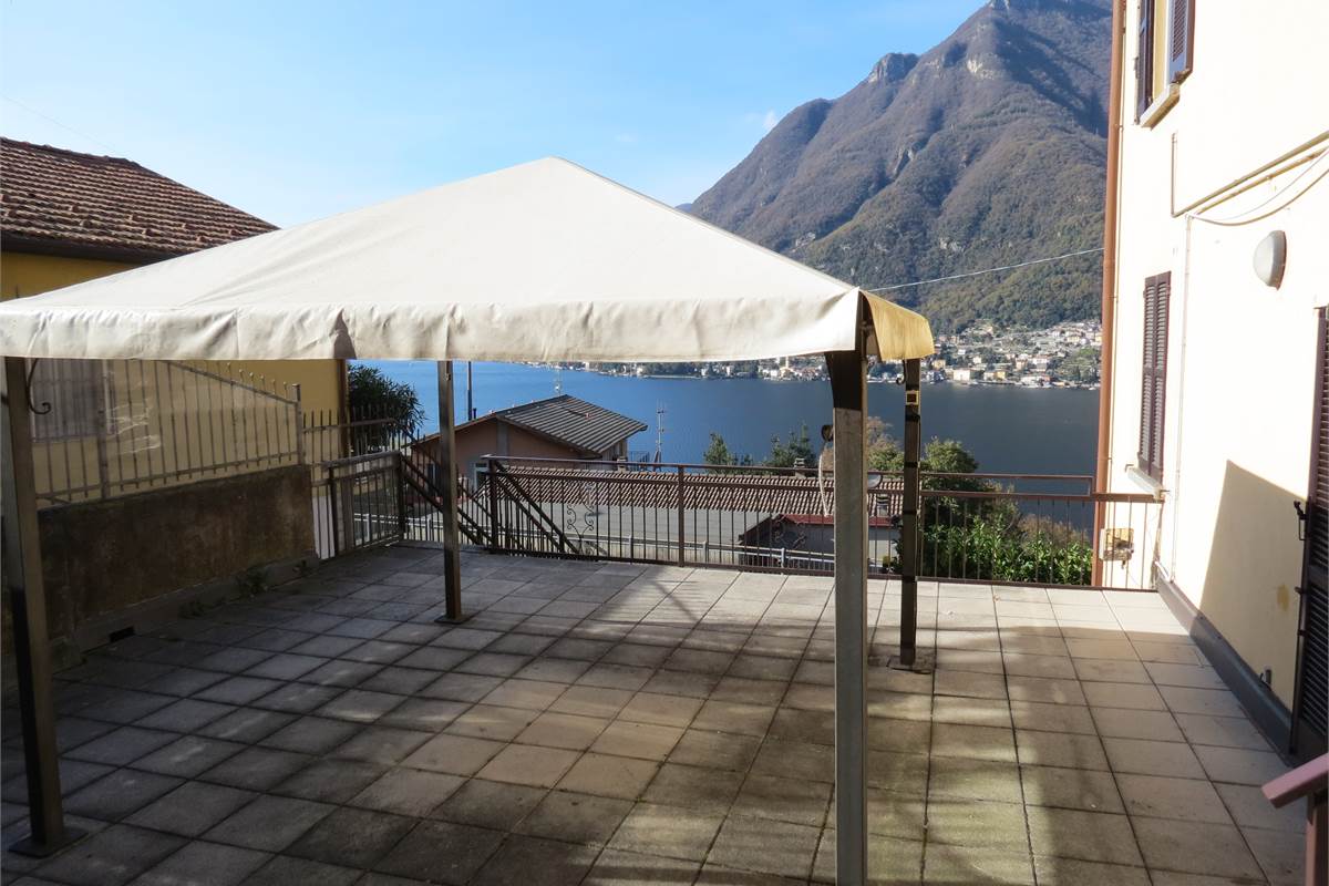 Immobile indipendente con vista lago