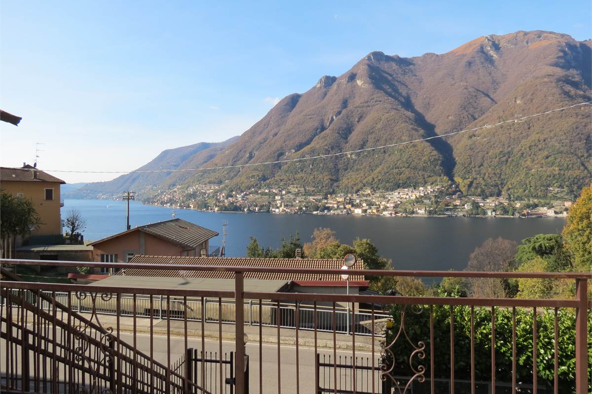 Immobile indipendente con vista lago