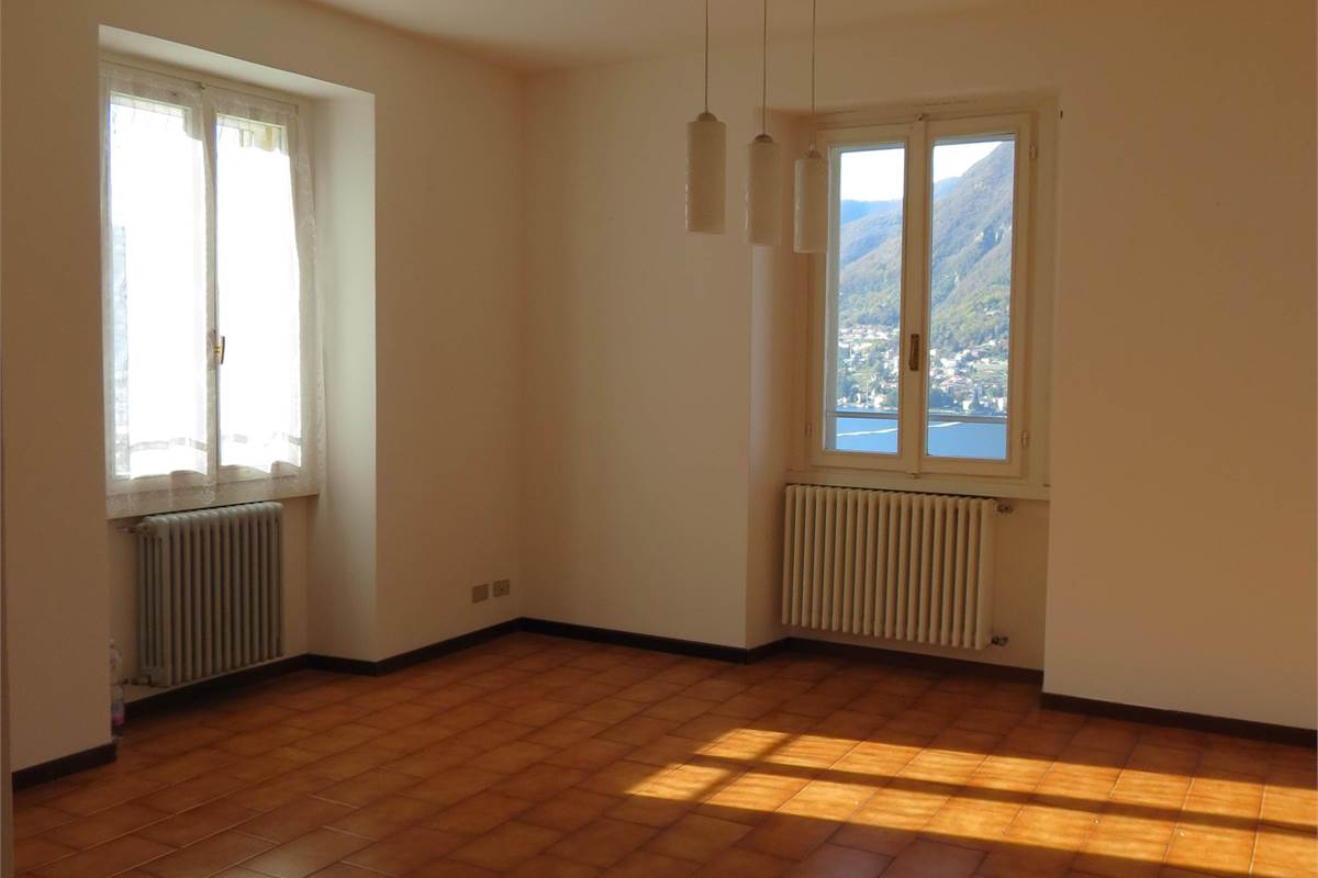 Immobile indipendente con vista lago