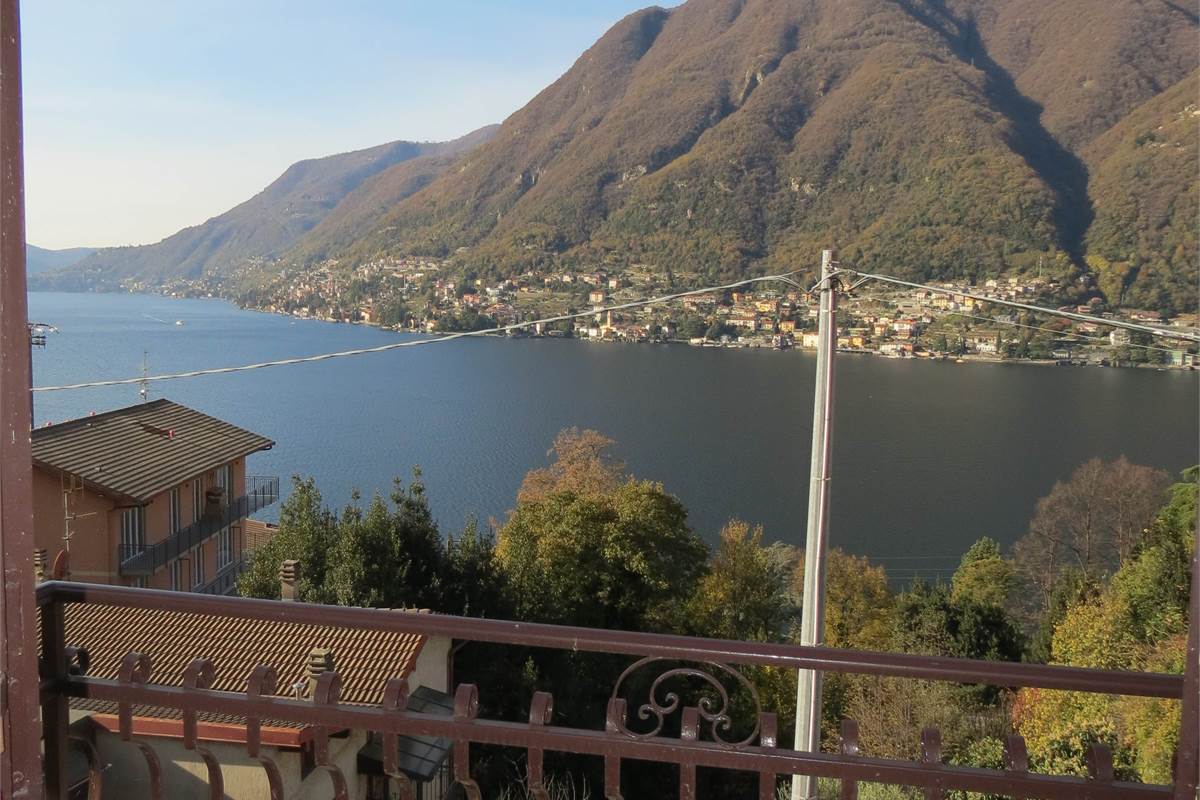 Immobile indipendente con vista lago