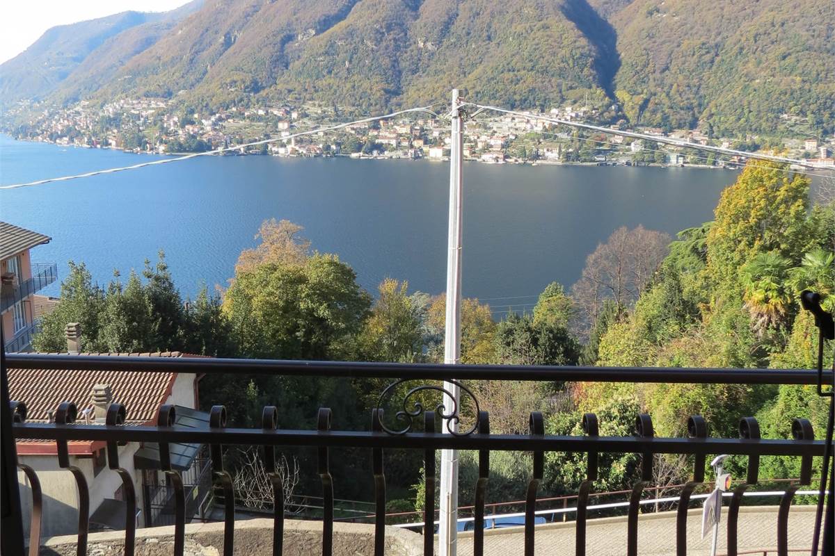 Immobile indipendente con vista lago