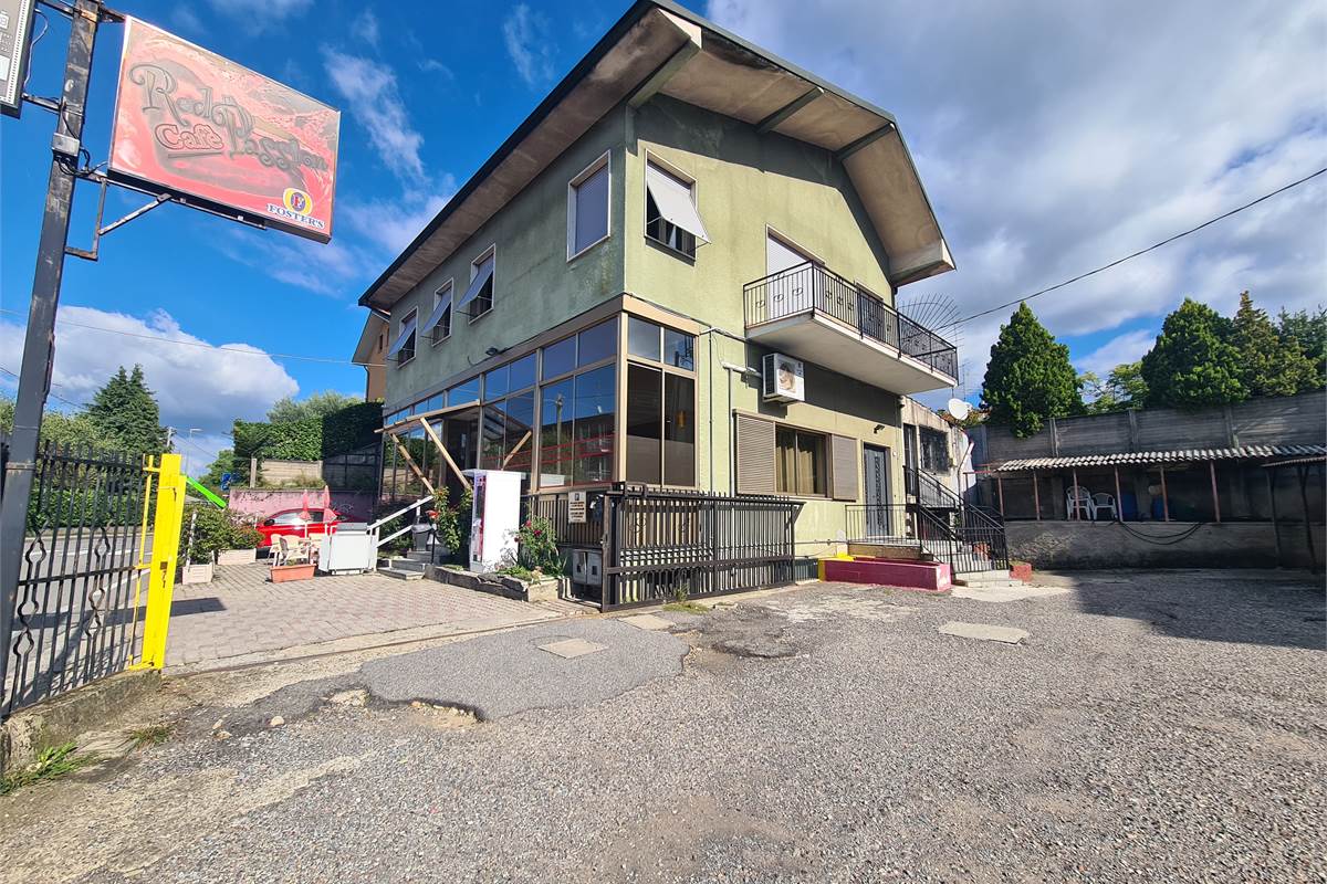 Casa indipendente con attività commerciale e appartamento 