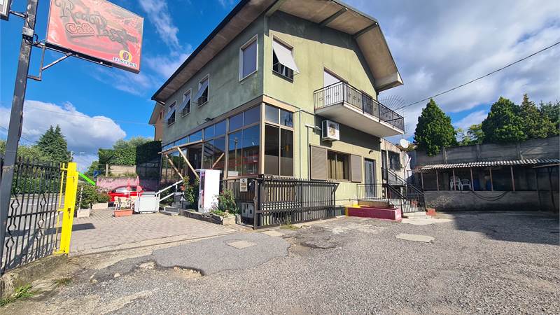 Casa indipendente con attività commerciale e appartamento 