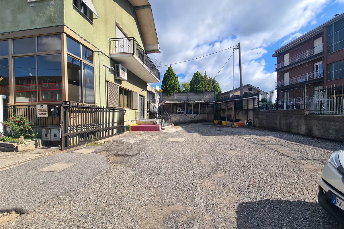 Casa indipendente con attività commerciale e appartamento 